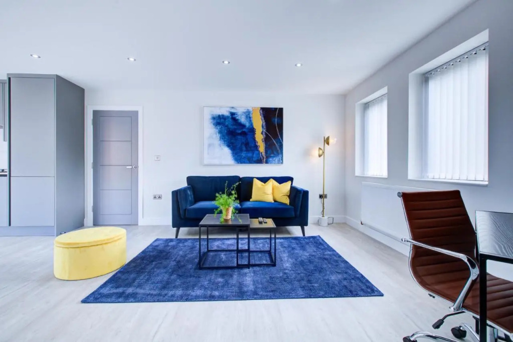 Hybrid Resi - Uxbridge, On-site CAR or VAN parking, near London Heathrow Airport