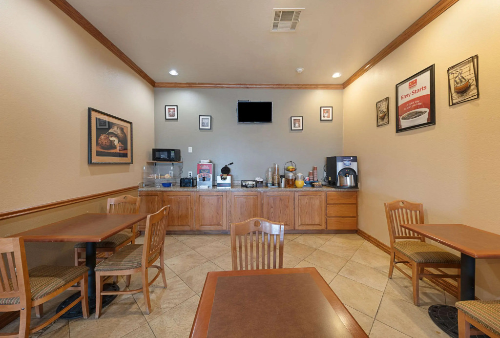 Econo Lodge Inn & Suites Bridgeport