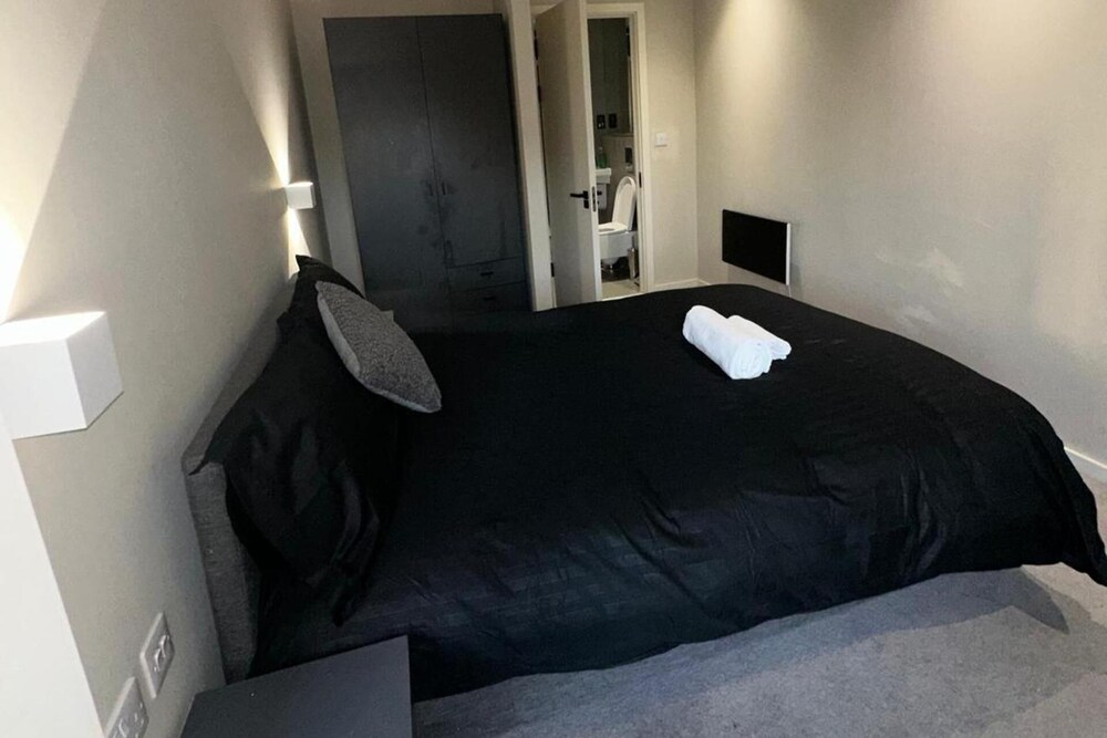 Apartment - Sleeps 4, Pets Allowed & Free Parking