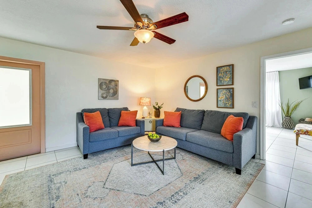 Walk to Venice Beach & Downtown! Couples Condo