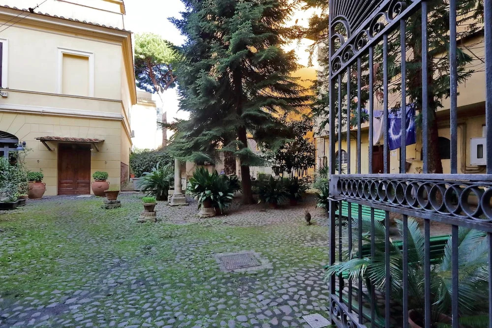 Luxor Domus Trastevere