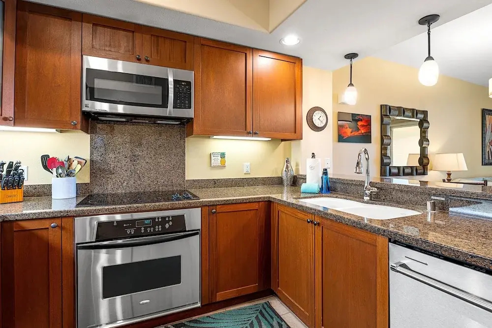Ground Floor, Ocean View, Walking Distance to Shops, Food & Beach! - Vrkcv