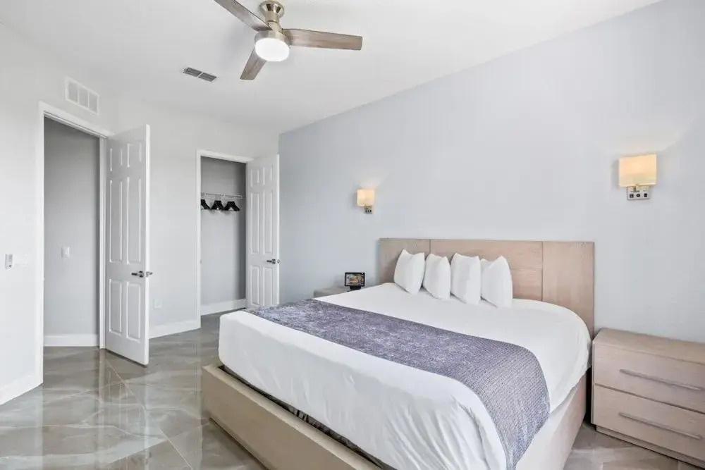 Luxury Lakeview Penthouse, Vista Cay Orlando 1025