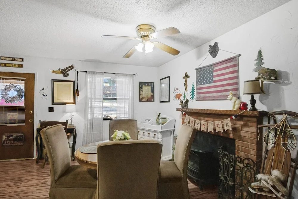 Eagle's Nest - Hot Tub, Deck & Prime Location 2 Bedroom Cabin