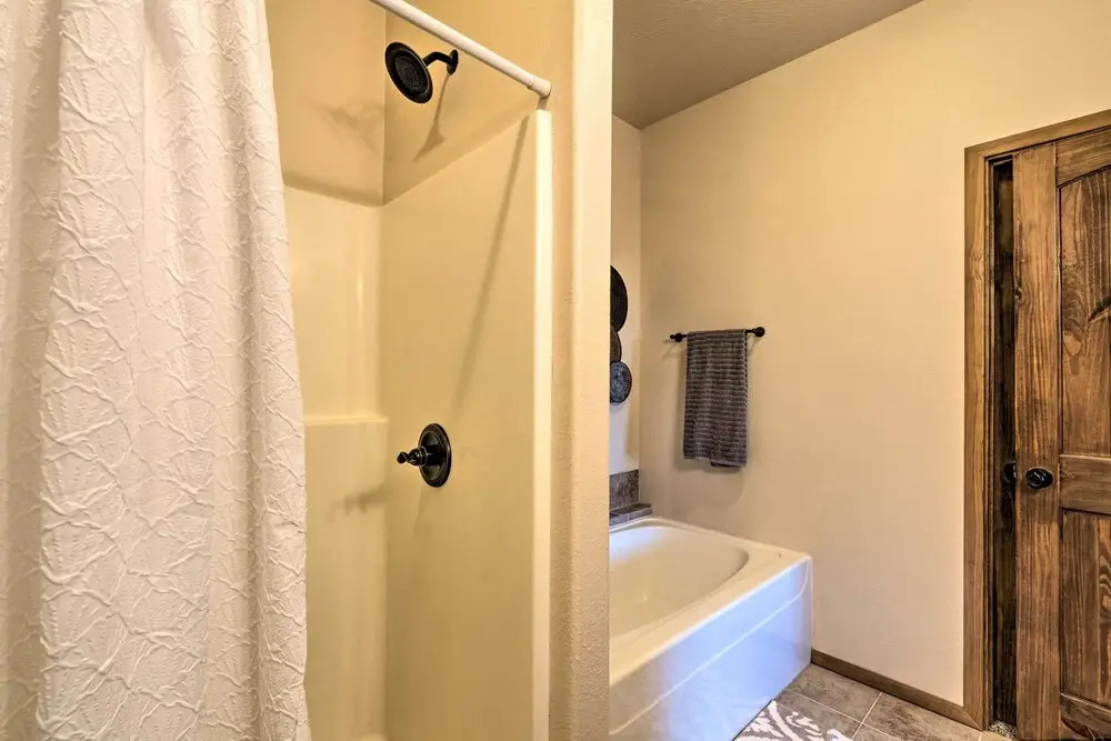 Pet-friendly Branson West Lodge w/ Hot Tub!