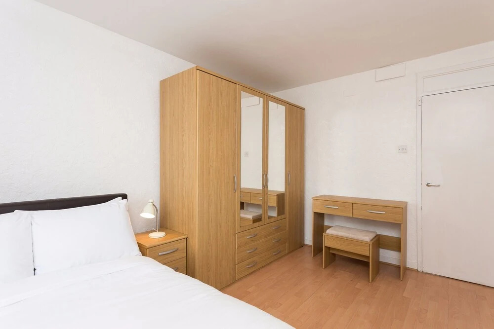 4 Bedroom Apartment in Shepherd's Bush Accommodates 10