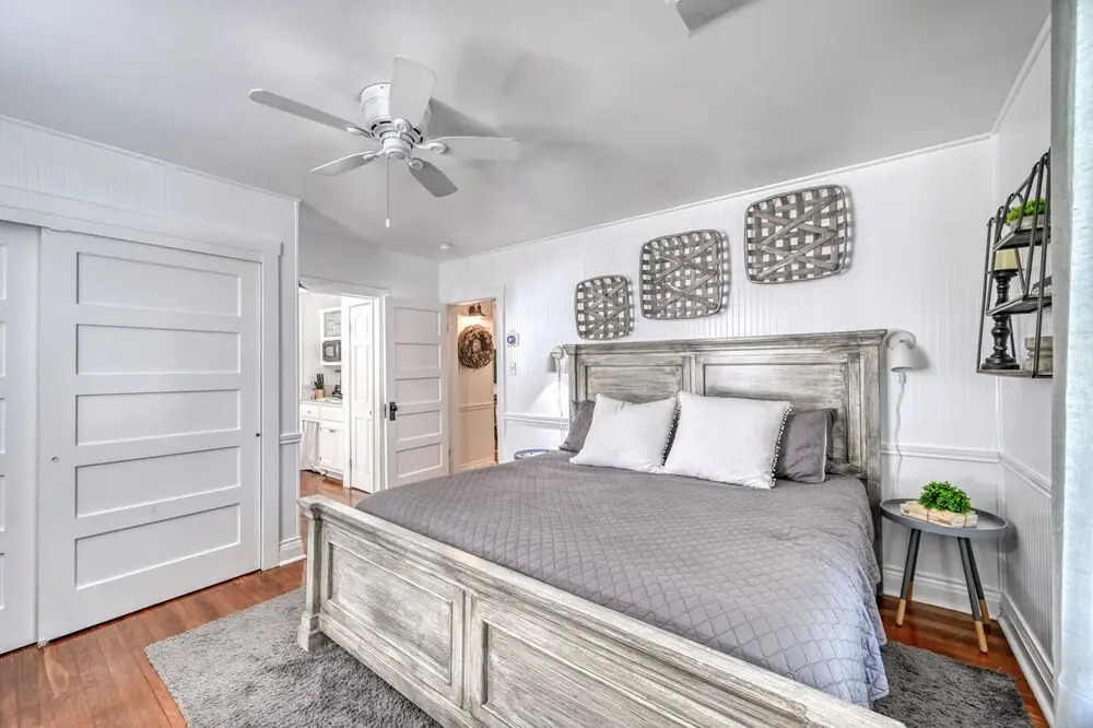 New! Charming Cottage Near Main w/ Patio&firepit!!