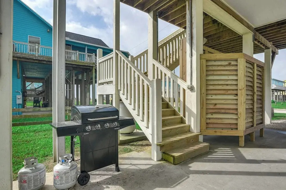 1 Block to Shore: Crystal Beach Gem, Deck & Views