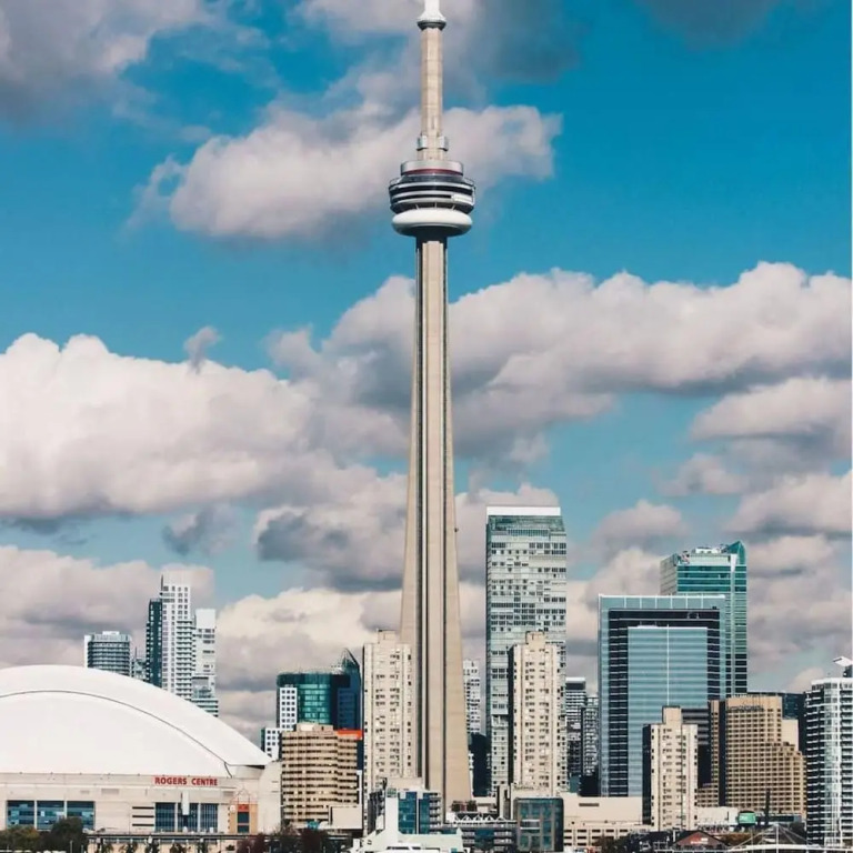 Trendy Modern 1 Bedroom Flat in the Heart of Downtown