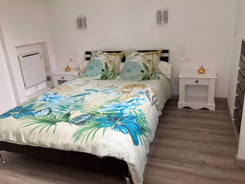 2 pièces rez-de-jardin dans maison avec piscine