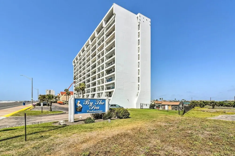 Ocean-view Balcony & Pool Access: Galveston Gem!