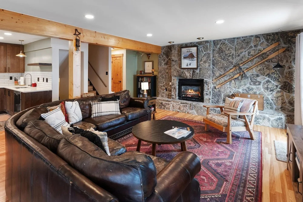 Winterset 8 pet Friendly 4 Bedroom Townhouse by RedAwning