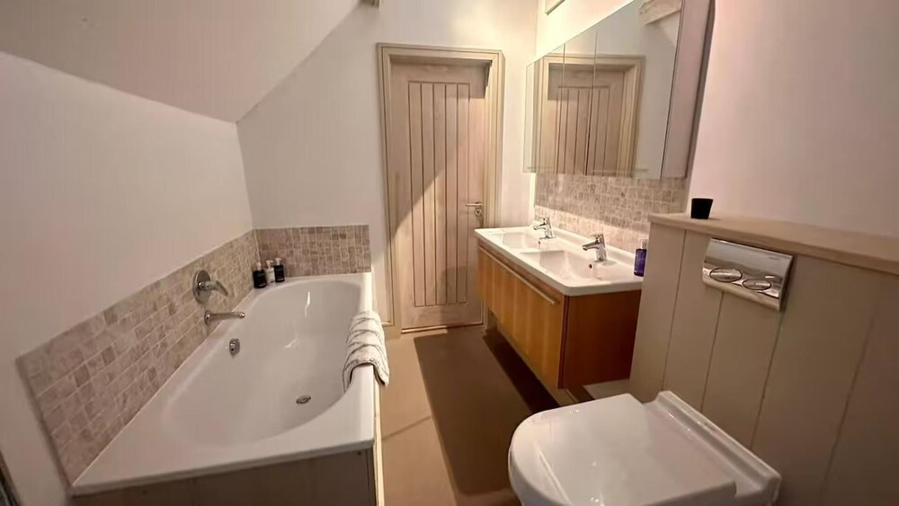 Stunning 6 Bedroom Riverside Barn Cotswold Mill