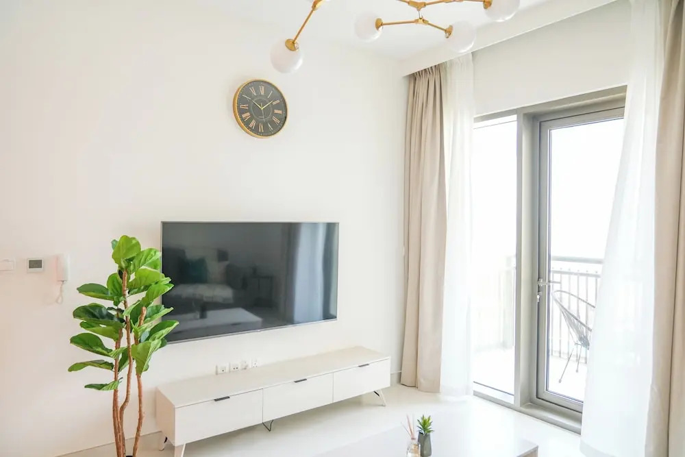 Yogi - Elegant Apartment With Balcony Amidst Vibrant Area