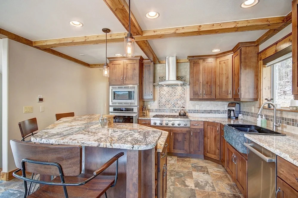 Mountain View Lodge 4 Bedroom Home by RedAwning