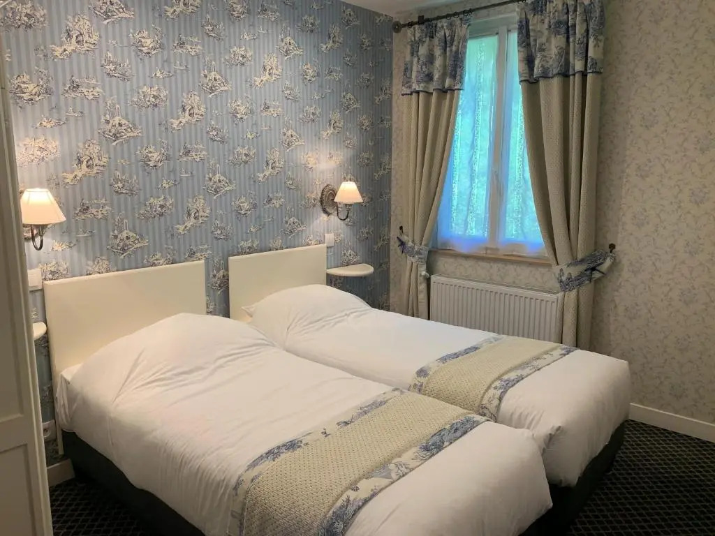 Logis Hôtel Auberge du Port des Roches