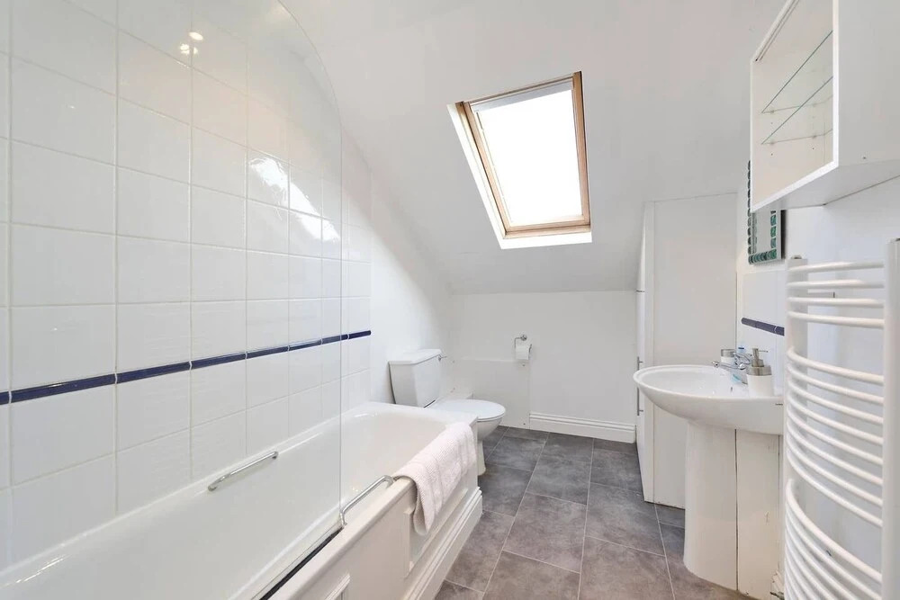 Spacious & Bright 2-bed Flat By Wandsworth Common