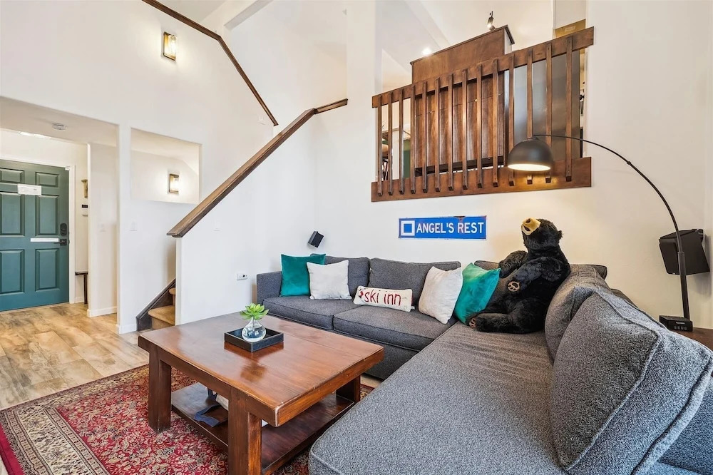 Ski Hill Chalet 3 Bedroom Home by RedAwning