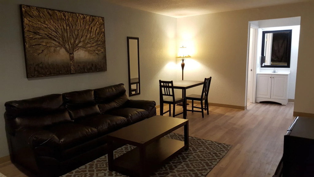 Tricove Inn & Suites