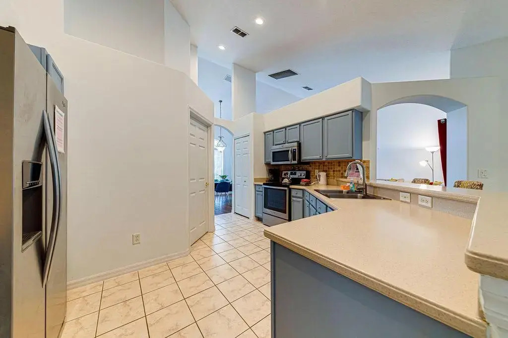 Spacious 4 Bed South Facing Pool Villa Near Disney