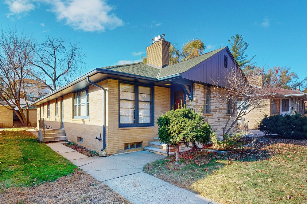 2BR Centrally Located Duplex Near Shopping