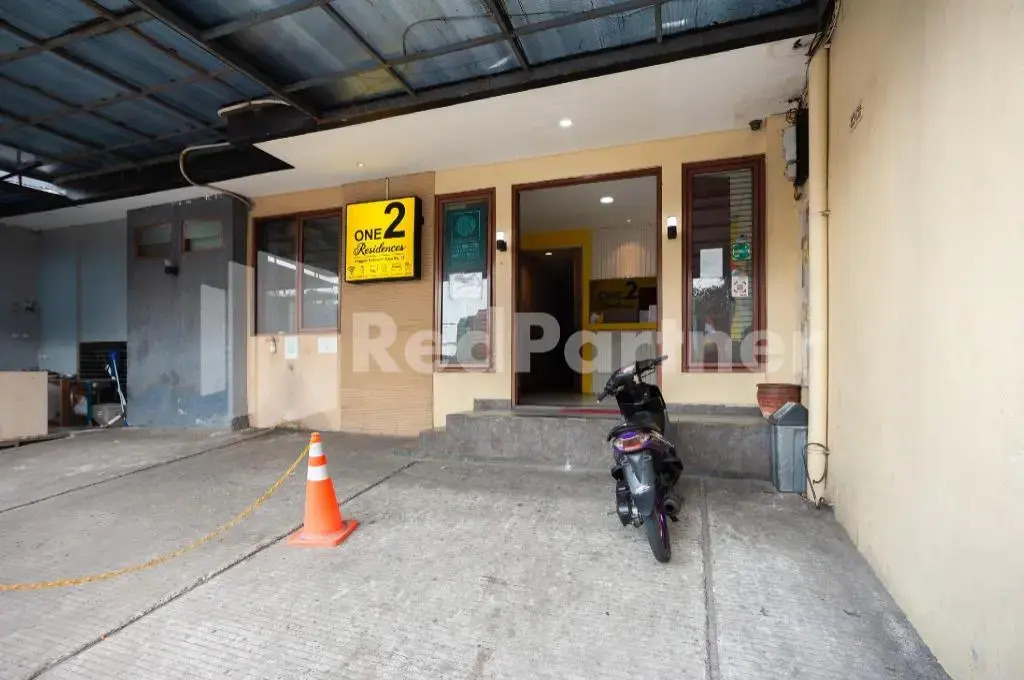 RedDoorz Plus near RS Harapan Kita
