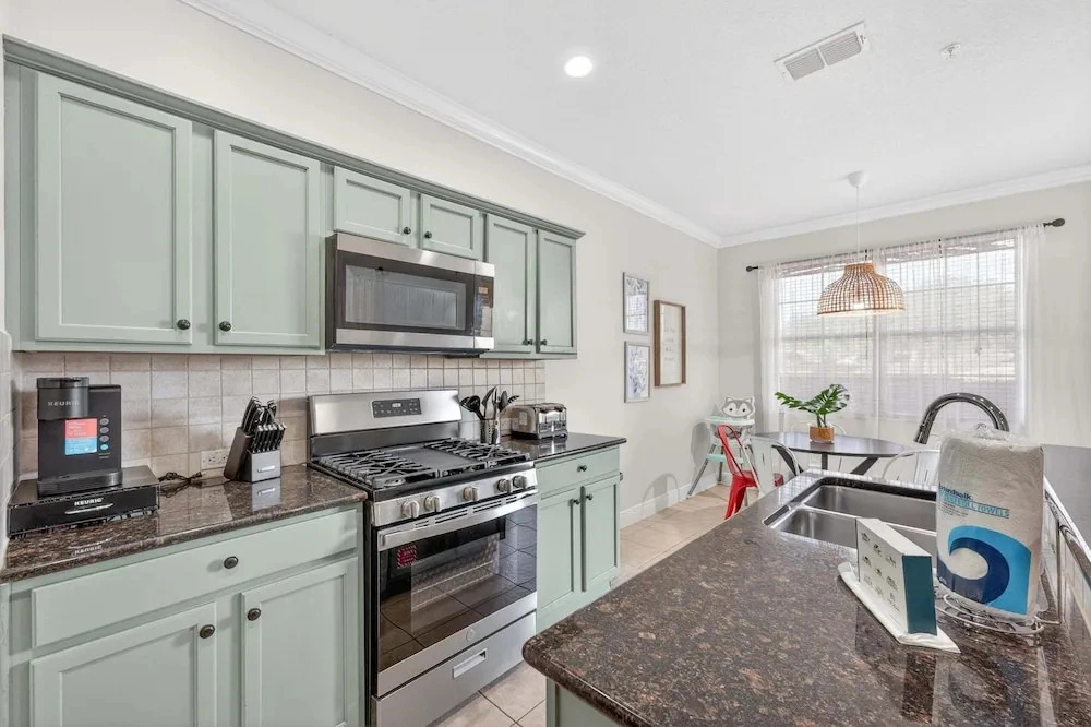 Cozy 3BR Townhome 5 Miles From Disney