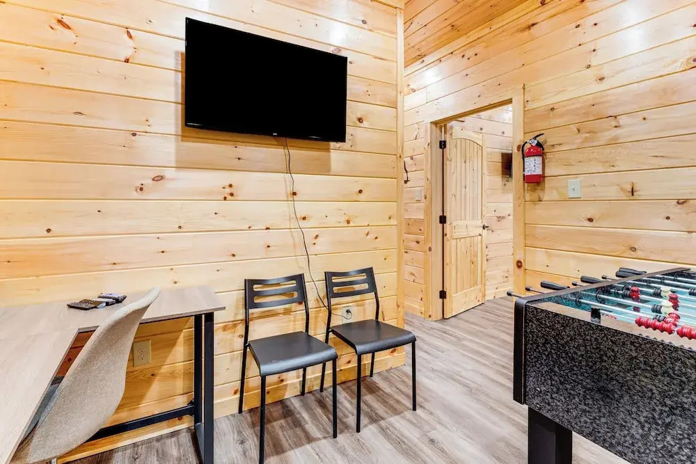 8 Mi to Dollywood: Cabin w/ Hot Tub & Decks!