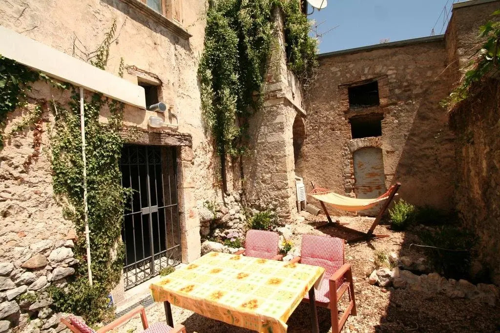 Sotto Il Castello