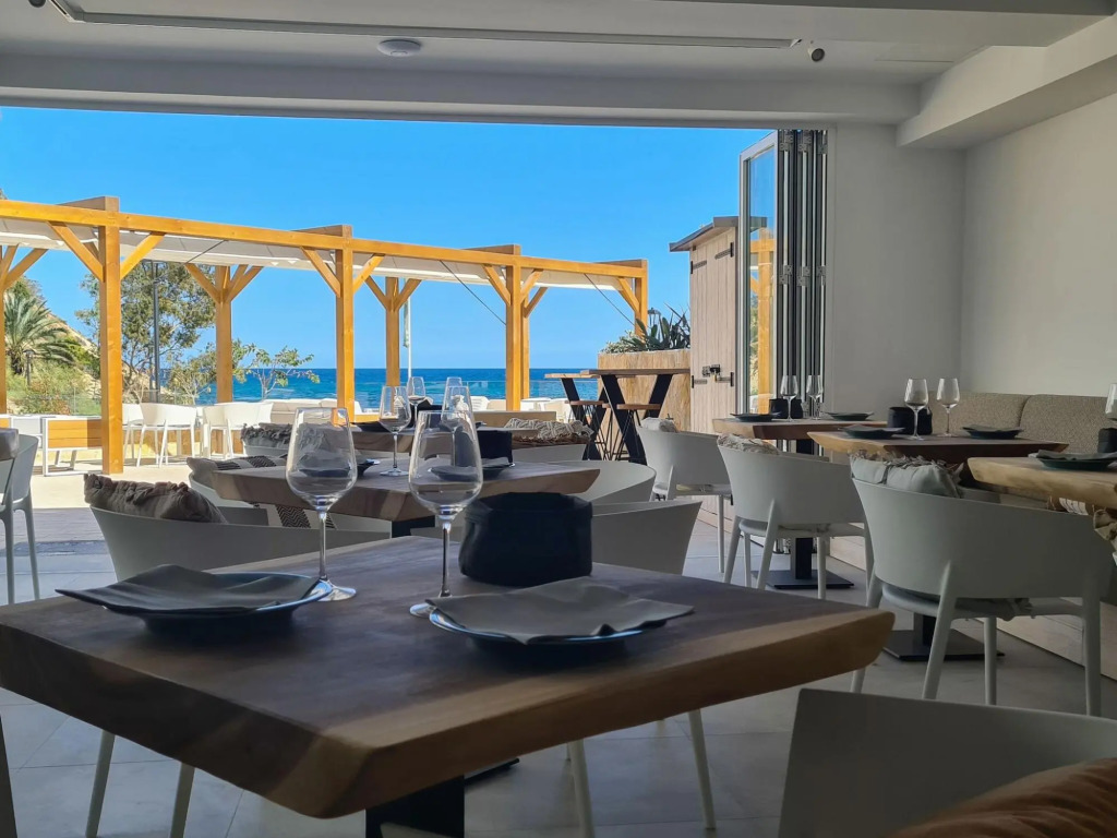 Apartment with spacious roof terrace and sea view