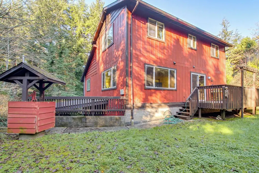 Walk to Mingus Park! Wooded Coos Bay Getaway