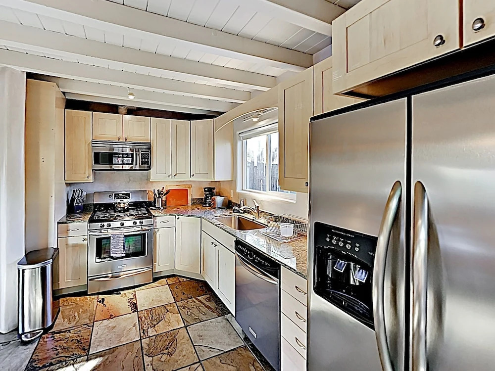 New Listing! Cozy Getaway Near Plaza & Railyard 2 Bedroom Condo