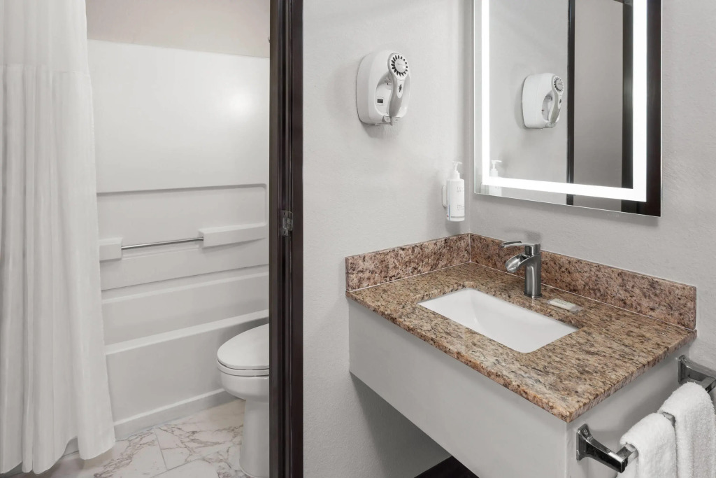 Days Inn & Suites by Wyndham Kaukauna WI