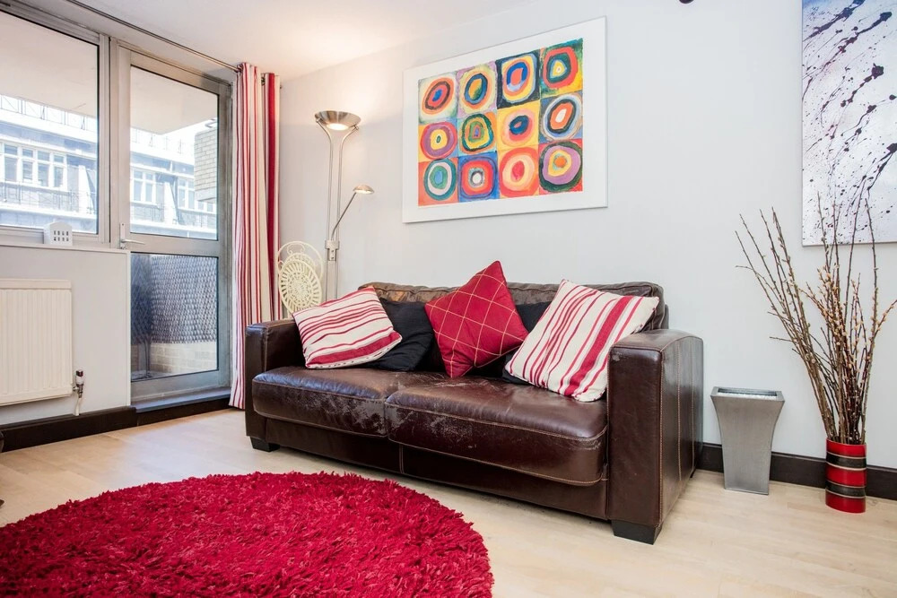 2 Bedroom Central London Apartment With Balcony