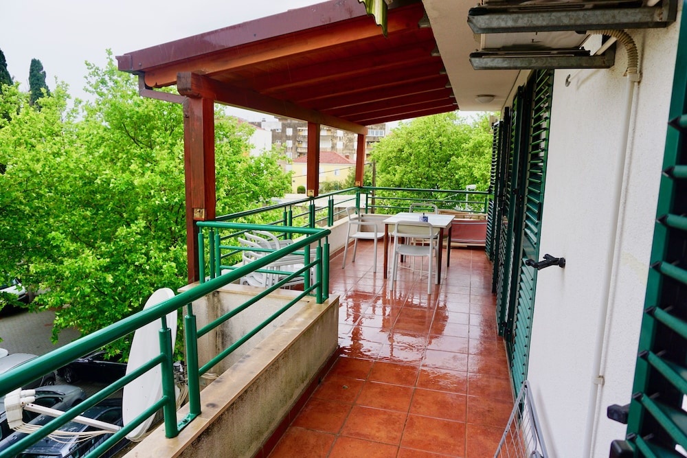 SUBTUB Hostel Makarska