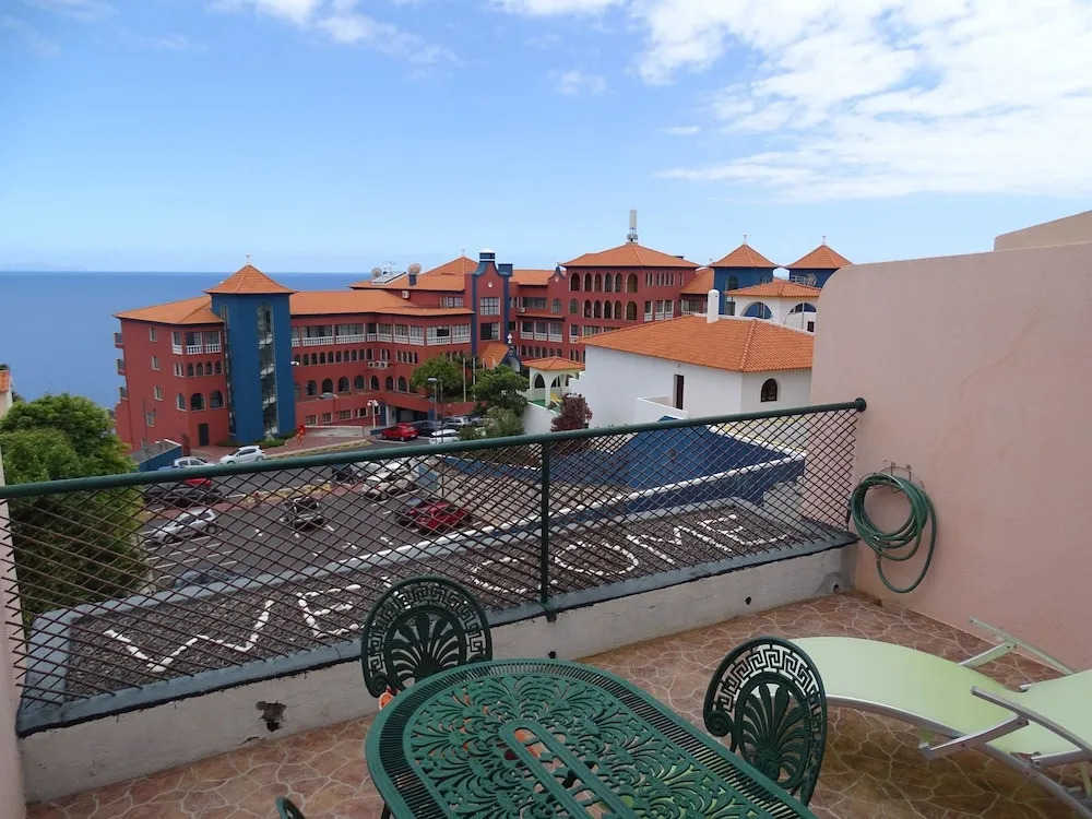 Apartment With one Bedroom in Caniço, With Wonderful sea View, Balcony