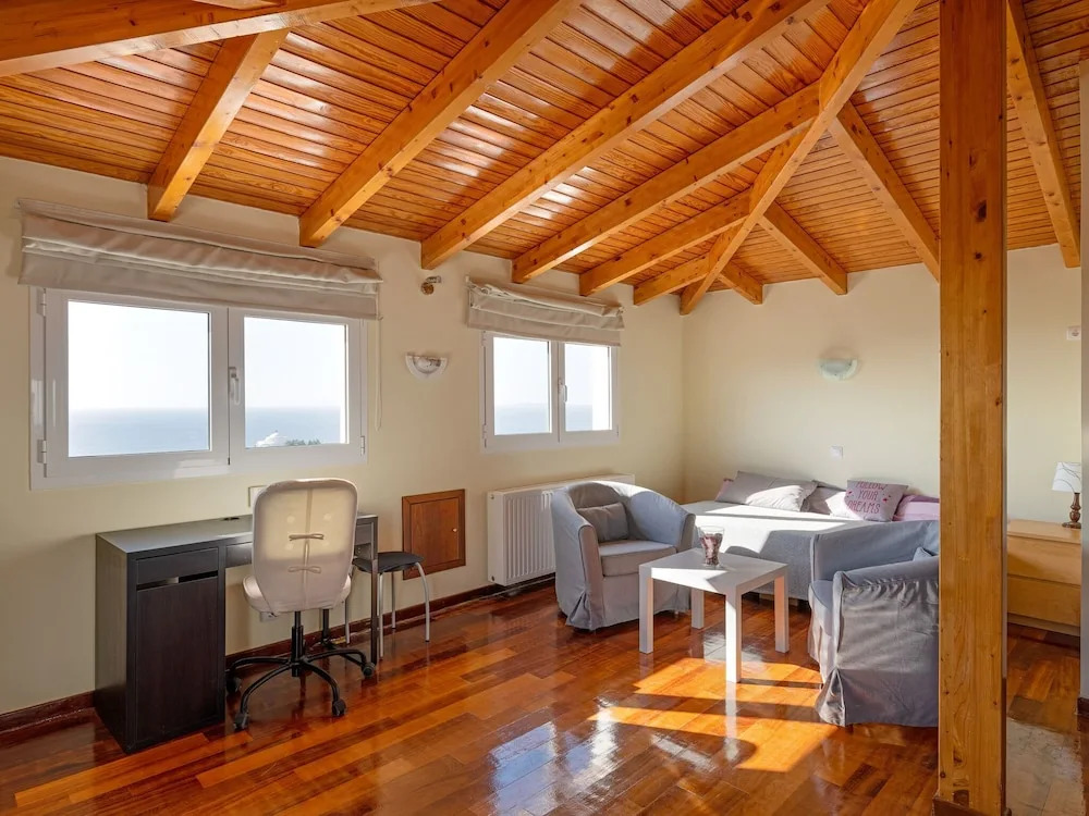Lovely Family Holiday Home in Saronida Attikis near Beach