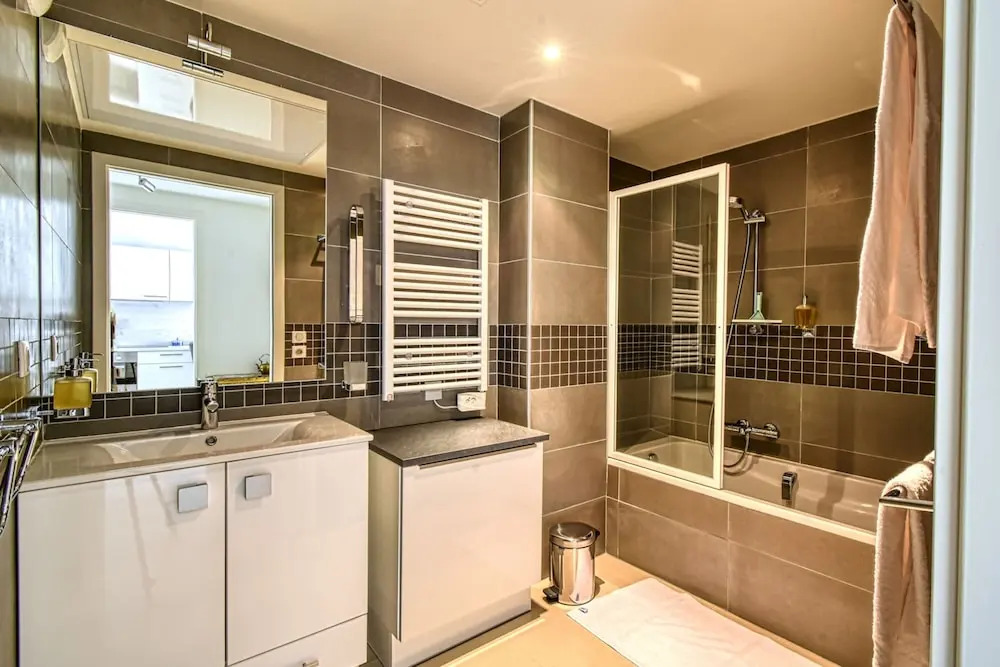 Modern Apartment With Private Balcony, Near Palais