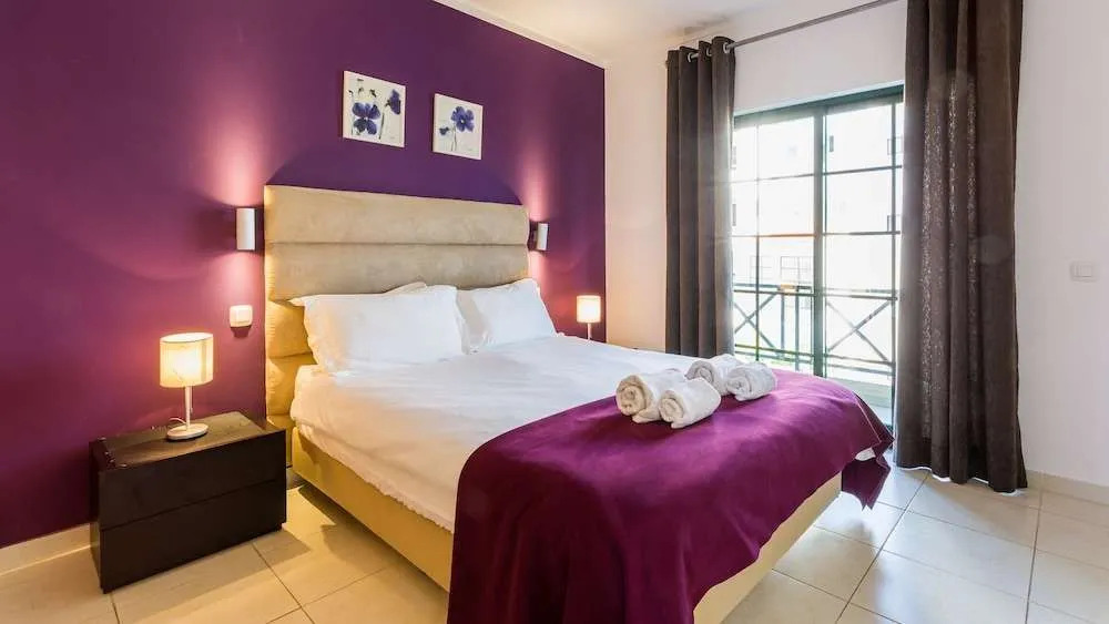 Central Albufeira 2-B Apt, Sleeps 6, Pool, Parking