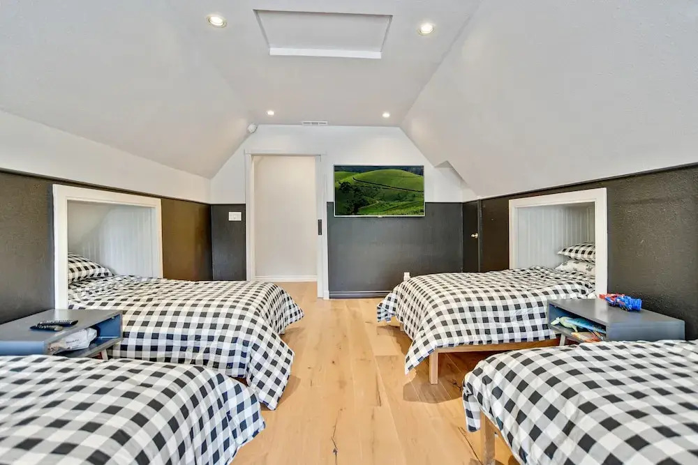 13 - Alpine Luxury Retreat 5 Bedroom Home by Redawning