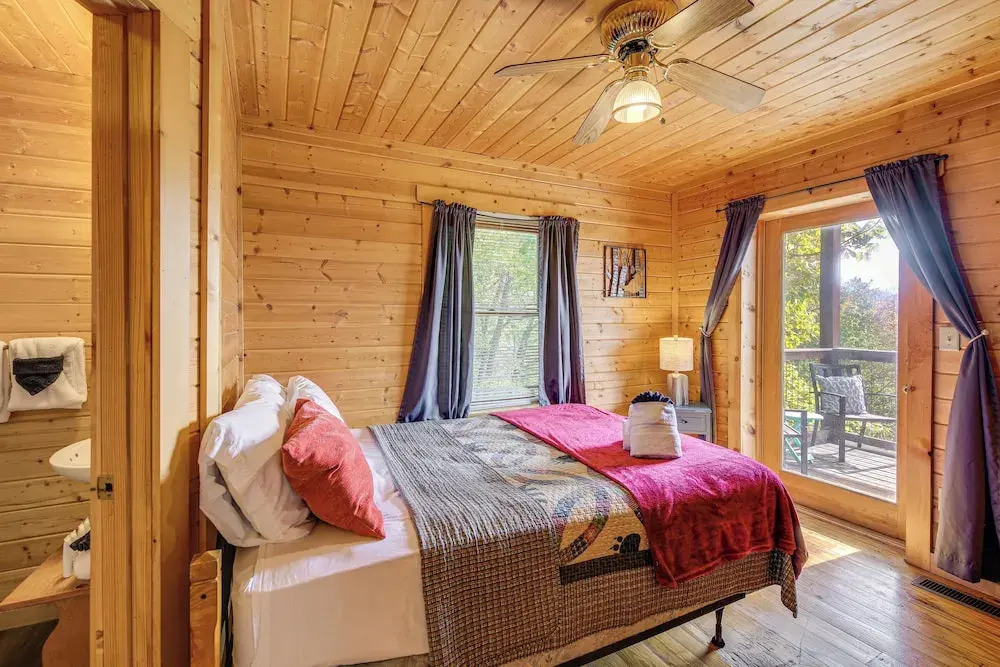 Mountain-view Deck Oasis: Cabin Near Attractions