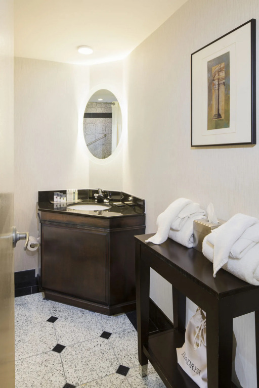 DoubleTree by Hilton Hotel Raleigh Brownstone University