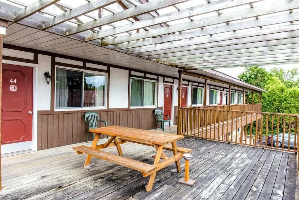 Cedar Lodge Motel