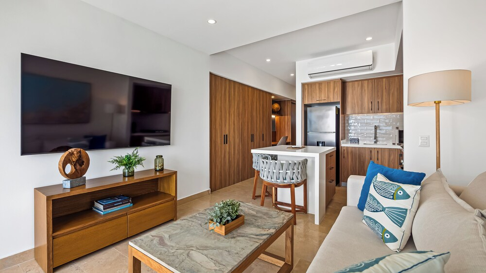 Oceanfront 1BR with Balcony & Pool