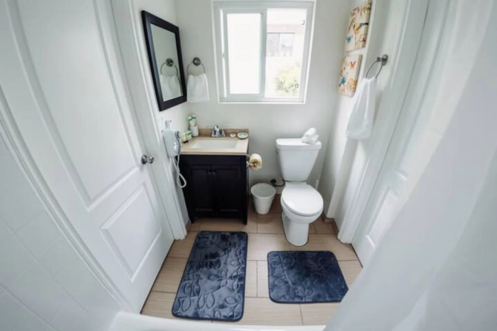 CHARMING 2-BEDROOM BUNGALOW HOME IN GLENDALE  (p4)