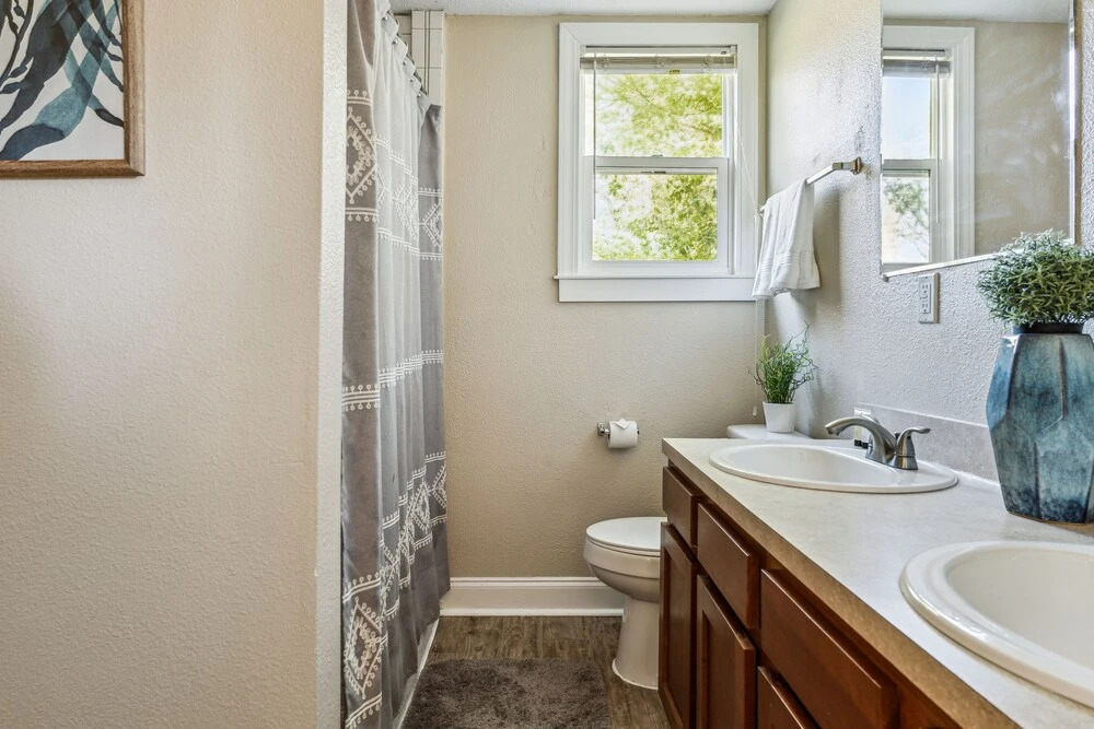 Lakeshore Lush 4 Bedroom Home by RedAwning