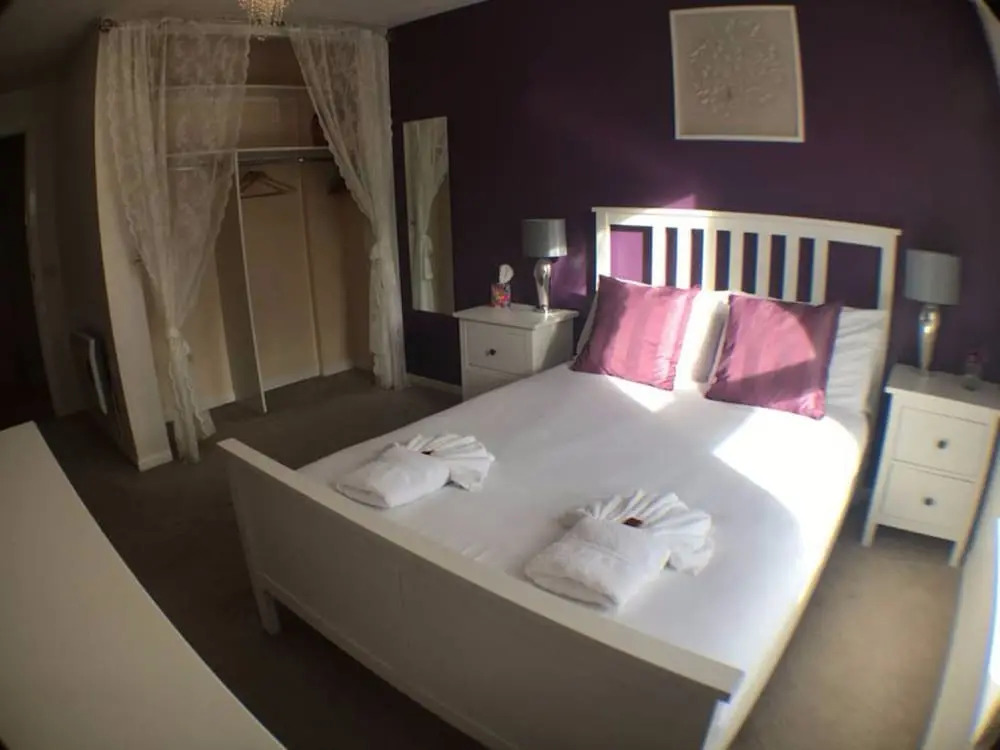 3 Bedroom Flat Near City Centre With Parking