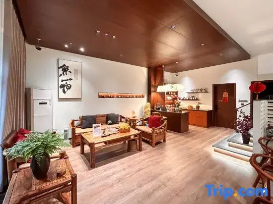 Mangshi Heyi Homestay (Dai Ethnic Ancient Town Golden Pagoda)