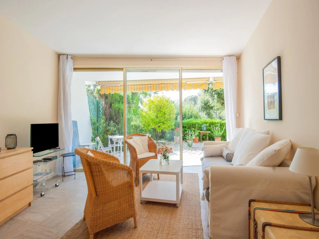 Scenic apartment in Cannes with private terrace
