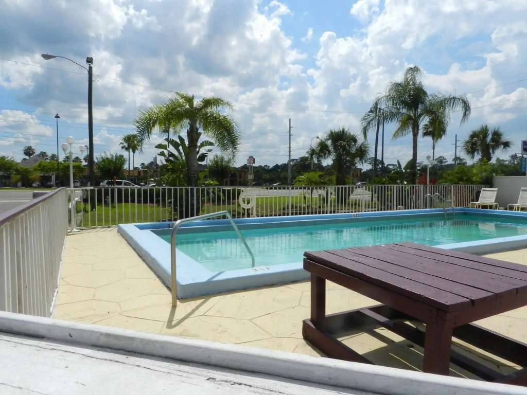 Maple Leaf Inn & Suites